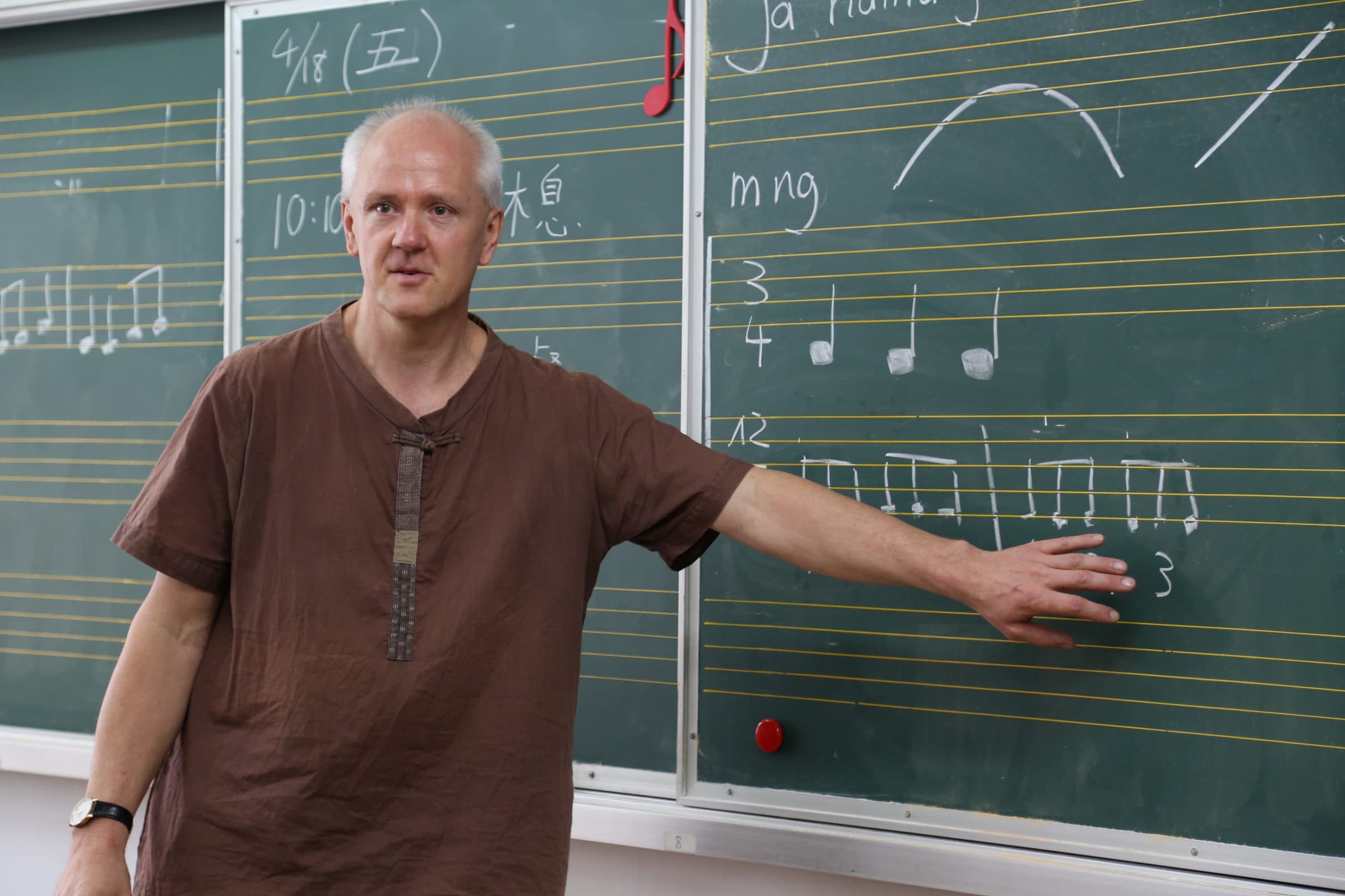 Markus Weiss explaining musical notation at the blackboard