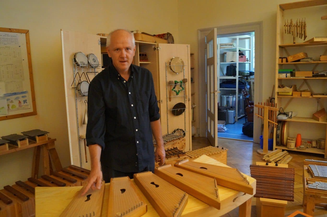 Markus Weiss with Akkordleier chord lyres in an instrument workshop