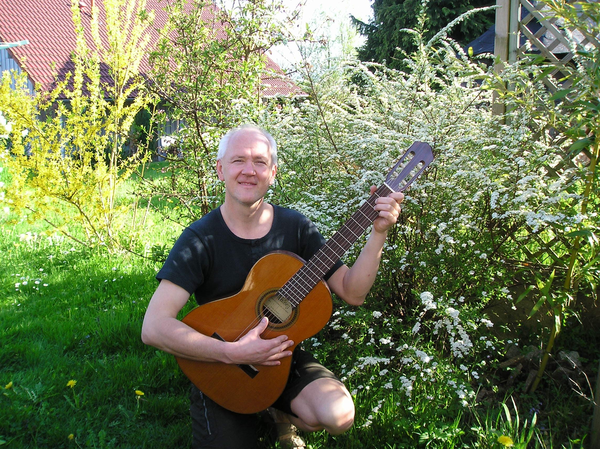 Markus Weiss playing guitar